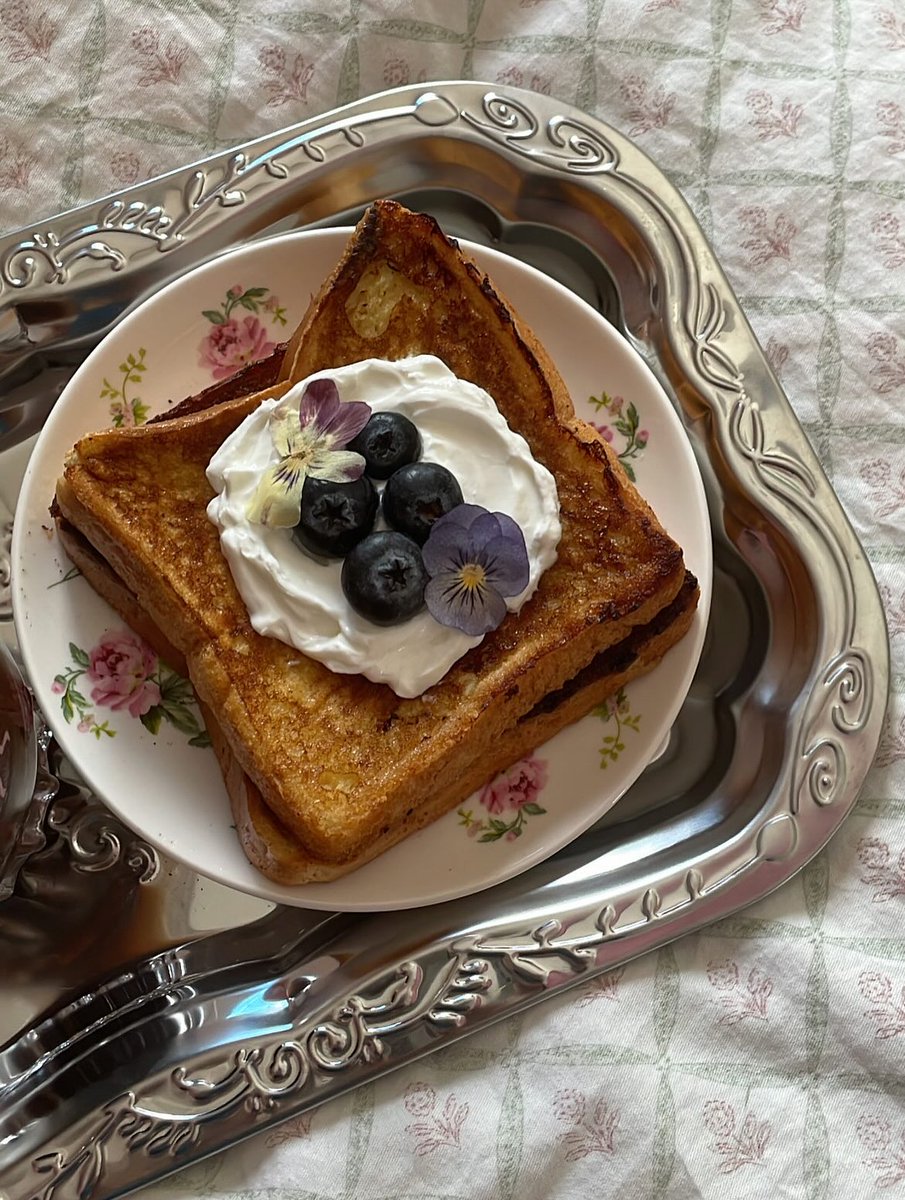 rrhf4bqa2's tweet photo. Fav thing on day 🪄🪷🍞🫐☕️📷 https://t.co/H969mlQuFf
