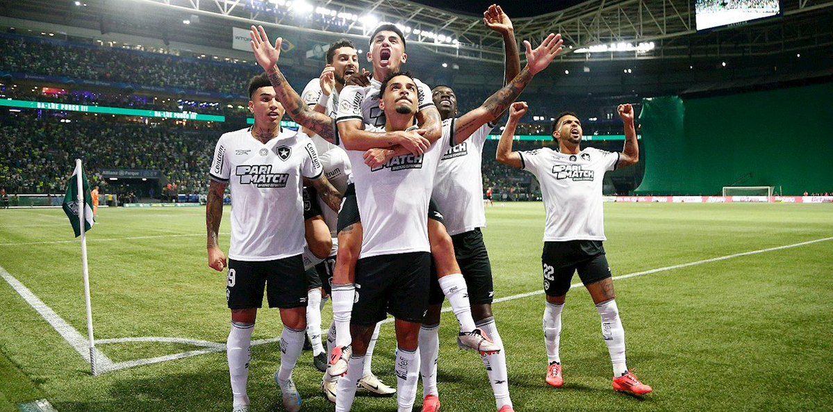 Cornetabfr1's tweet photo. Aqui o Getafe ganhando o campeonato espanhol do Real Madrid dentro do Bernabeu

Detalhe que tem um pano atrás, porque nessa versão fodida, o dono do bernabeu é a wtorre que expulsa o Real Madrid de lá por causa de show de sertanejo https://t.co/KBP4UrPha8