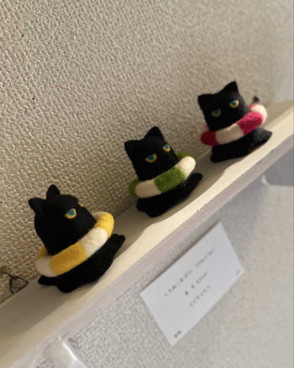 suzukiyuko00's tweet photo. おはようございます。高円寺・たまごの工房「ひつじたちのなつやすみ」4日目。本日も12:00〜19:30のオープンです。

浮き輪をつけたくろねこおばけたちも夏休みを満喫中。ギャラリーにお越しの際はそっと裏側を覗いてみてください🐾

#ひつじたちのなつやすみ
#たまごの工房 https://t.co/CQxt57gLiT