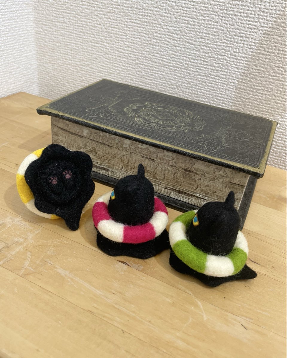 suzukiyuko00's tweet photo. おはようございます。高円寺・たまごの工房「ひつじたちのなつやすみ」4日目。本日も12:00〜19:30のオープンです。

浮き輪をつけたくろねこおばけたちも夏休みを満喫中。ギャラリーにお越しの際はそっと裏側を覗いてみてください🐾

#ひつじたちのなつやすみ
#たまごの工房 https://t.co/CQxt57gLiT