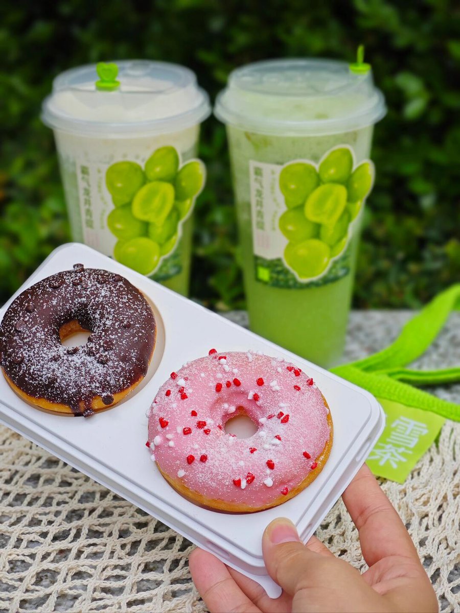 JayKrystyn9315's tweet photo. Just 3 steps to make iced matcha latte at home! 1. Whisk matcha + hot water till frothy 2. Add ice cubes 3. Top with oat milk. Creamy, earthy, and ready in 2 mins!  #HomeBarista #DrinkRecipe https://t.co/oYBobLPJ0H