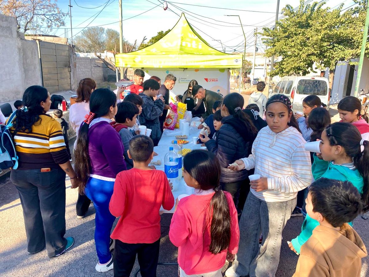 IRSLaRioja's tweet photo. 🥳 Festejamos el cumpleaños de Winti  junto a las infancias en B° San Vicente!. 

🎂 Junto a la agrupación "Juventud Vicentina" compartimos una jornada de juegos, aprendizajes y celebración 🎂

#RSE 
@mintrabajo_lr
@GobDeLaRioja https://t.co/Gv0pdrboRY