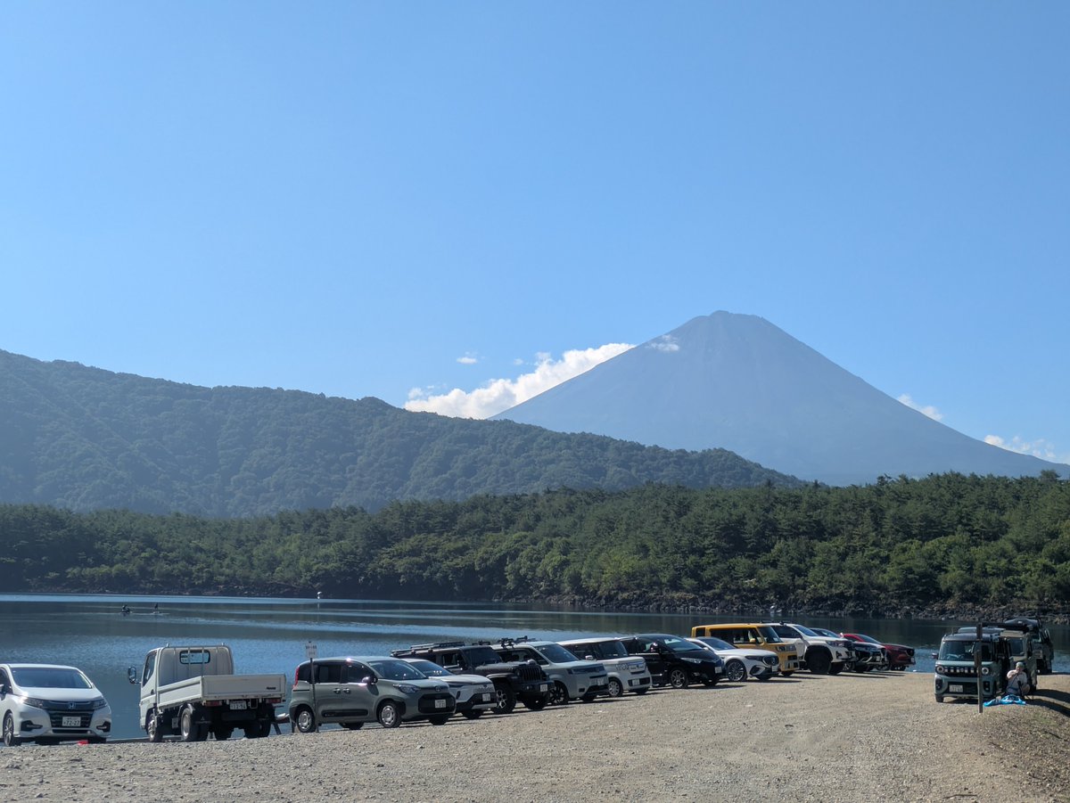 ran5121ran's tweet photo. おはようございます

富士山を見ながらご飯タイムです。
すぐ近くで学生達が足を湖につけたまま吹奏楽の演奏しております。
夏ですねー https://t.co/c5ITpULhqi