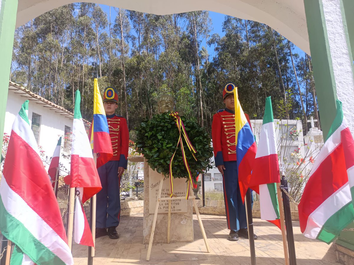 Ejercito_Div5's tweet photo. El comandante de la #PrimeraBrigada, junto a las autoridades del municipio de #Tibasosa, #Boyacá, presidió la imposición de una ofrenda floral en homenaje al Sargento Inocencio Chincá, al conmemorarse los 207 años de su fallecimiento. Un tributo a su valentía y legado en la Batalla del Pantano de Vargas.
#PatriaHonorLealtad