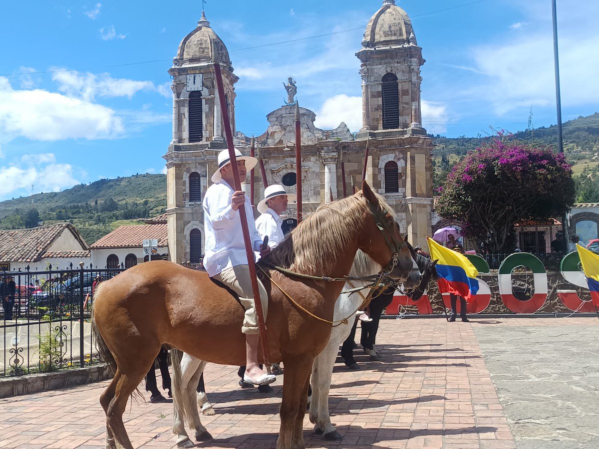 CaracolRadioTun's tweet photo. La Primera Brigada del Ejército y la Alcaldía de #Tibasosa conmemoraron los 207 años del fallecimiento del sargento Inocencio Chincá con una ceremonia en su honor. Durante el acto también fueron condecorados militares activos y de la Reserva por su servicio al país. https://t.co/EVrbO7PiWT
