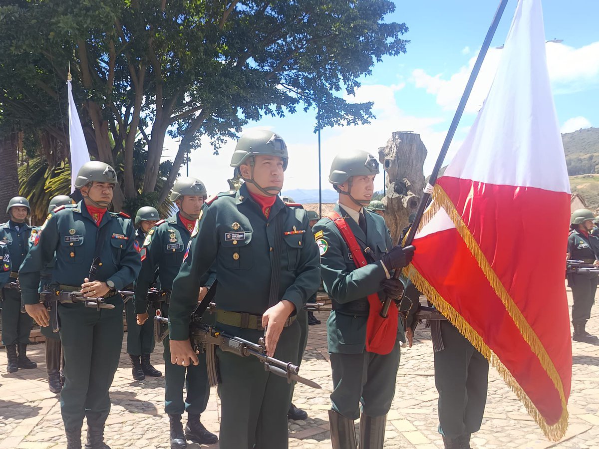 CaracolRadioTun's tweet photo. La Primera Brigada del Ejército y la Alcaldía de #Tibasosa conmemoraron los 207 años del fallecimiento del sargento Inocencio Chincá con una ceremonia en su honor. Durante el acto también fueron condecorados militares activos y de la Reserva por su servicio al país. https://t.co/EVrbO7PiWT