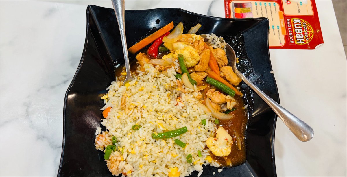 isahibakaur's tweet photo. Last night’s Dinner 🥘
Nasi Goreng paprik Ayam ( Fried rice with Paprik Chicken 🍗)
#food #foodie #FoodieLife #FoodFind #dinner #FoodLovers #bangsar #kualalumpur #petalingjaya #malaysia https://t.co/mEqmtSGFqE
