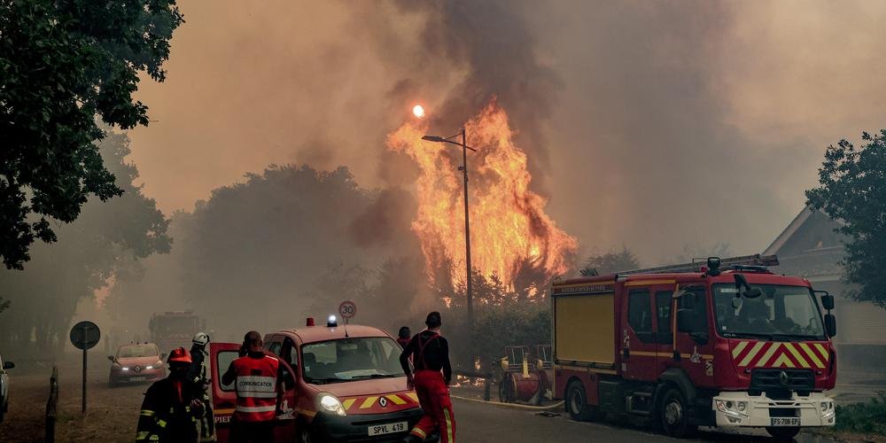 HorsaiAround's tweet photo. Wild fires are destroying the region of France I live in, it's getting dangerously close to the nearest big city. Some of my friends already lost their houses. Gonna help evacuate nearby villages and help fire fighters. It's getting out of hands. Wish me luck. https://t.co/WfT9xUOaiM