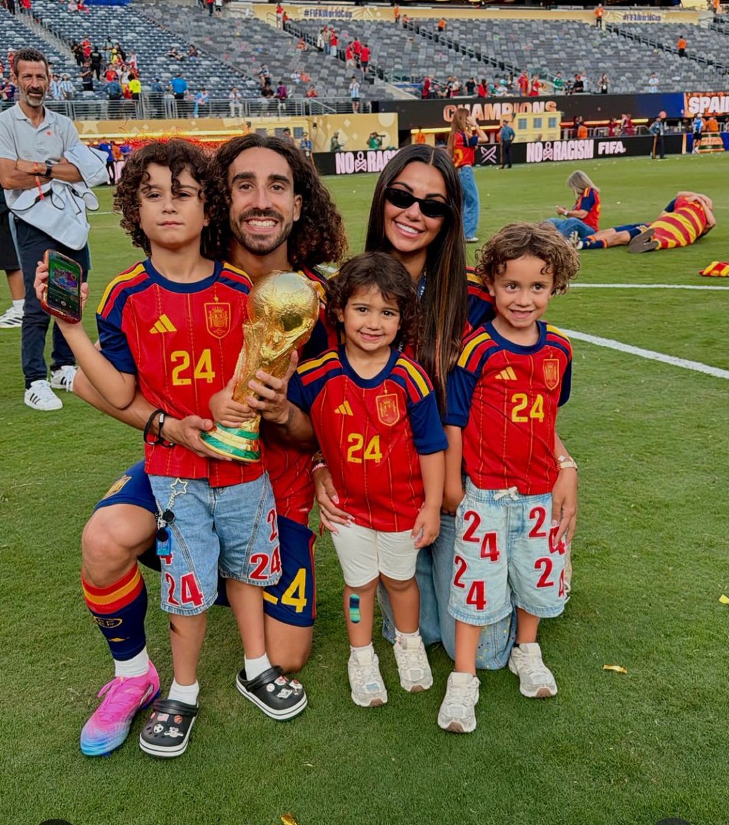 ZaiaDiaries's tweet photo. Cucurella having special moments with family after World Cup final 💕 https://t.co/l4SBOFiwRg