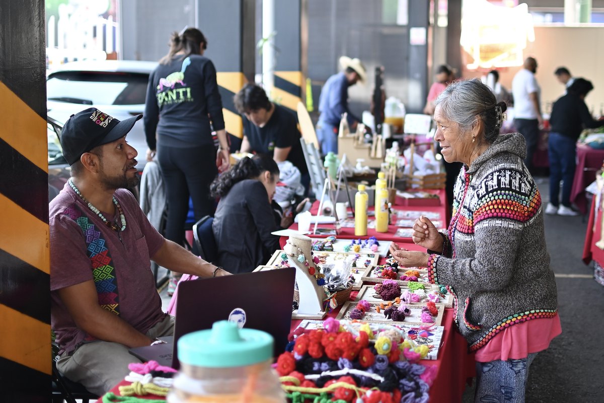 alimenbienestar's tweet photo. 🌱 En nuestro #TianguisAgroecológico vivimos una jornada dedicada a la salud, la buena alimentación y el consumo responsable. También disfrutamos de una amplia variedad de productos sustentables, frescos y de calidad. 🥕🍯

📍Visítanos cada 15 días en nuestras oficinas centrales, al sur de la Ciudad de México. ¡Te esperamos!