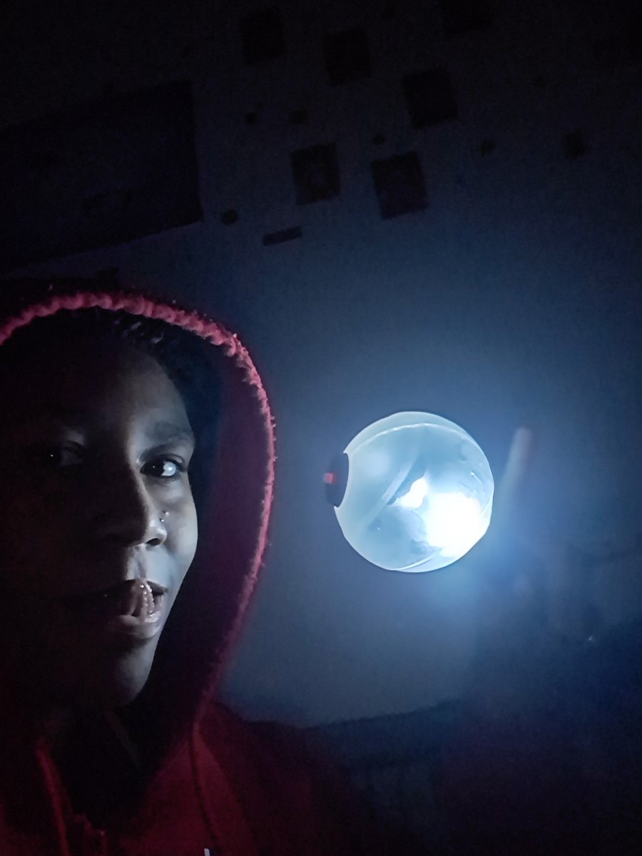 helobrisa333's tweet photo. 16 horas sem luz, e eu jantando sobre a luz da minha army bomba, boa noite https://t.co/uHcjoeOr9B