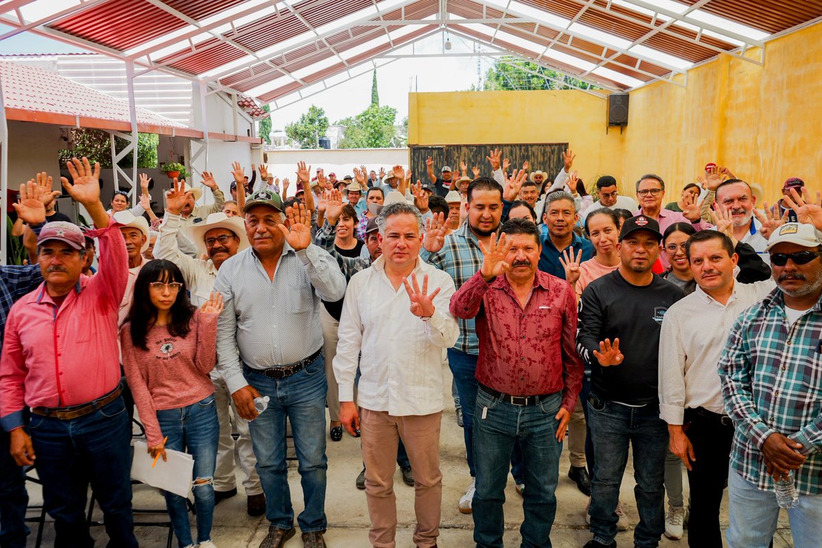 SNietoCastillo's tweet photo. Y la jornada siguió con personas pescadoras, productores y habitantes del municipio. 

Gente que madruga todos los días y que merece que la transformación también llegue hasta ellas y ellos. 

Nos escuchamos e intercambiamos ideas para detonar proyectos productivos, sociales y turísticos. 
La 4T es de todas y todos.

Muchas gracias por la invitación Aarón Chávez. 
#EsSantiagoDeQuerétaro