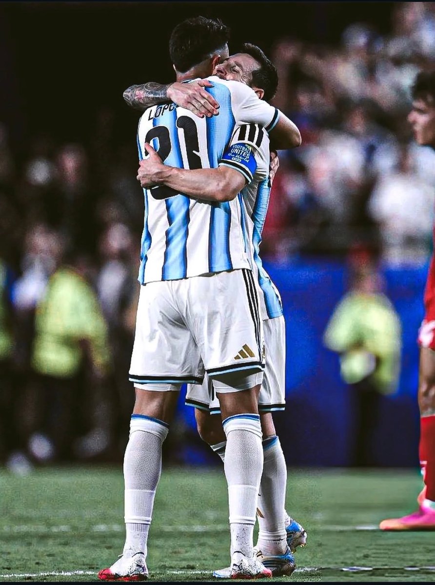 david9caruso's tweet photo. 🇱🇻❤️Homenaje en la previa a los mundialistas Granates.

🇵🇾 En la previa del partido se le entregará una plaqueta a José Canale, por su participación con la selección de Paraguay.

🇦🇷 En el entretiempo será momento de homenaje para el Flaco López 

📸 @Pablovillanfoto https://t.co/7OQ3Fyqcxv