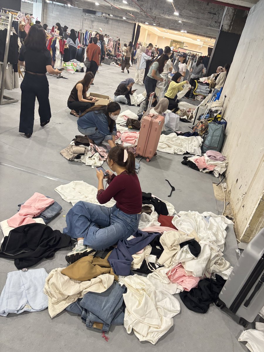 Sipitungscbd's tweet photo. Lagi rame soal oknum jastiper yang nimbun barang sale, tapi ujung-ujungnya nggak dibayar. Ternyata beneran kejadian, tadi aku lihat sendiri. 🥺

Tadi aku ke salah satu bazar, dan astaga... banyak jastiper yang nimbun barang, di-keep berjam-jam, terus akhirnya ditinggal gitu aja nggak jadi diambil.

Memang nggak semua jastiper kayak gitu, tapi tadi beneran banyak banget oknum yang ngelakuin.

Yang bikin sedih, barang-barang yang ditimbun cuma ditaruh di lantai. Padahal banyak baju warna putih. Pas akhirnya nggak jadi diambil, kondisinya udah kurang layak karena ketumpuk dan berantakan. 🥲