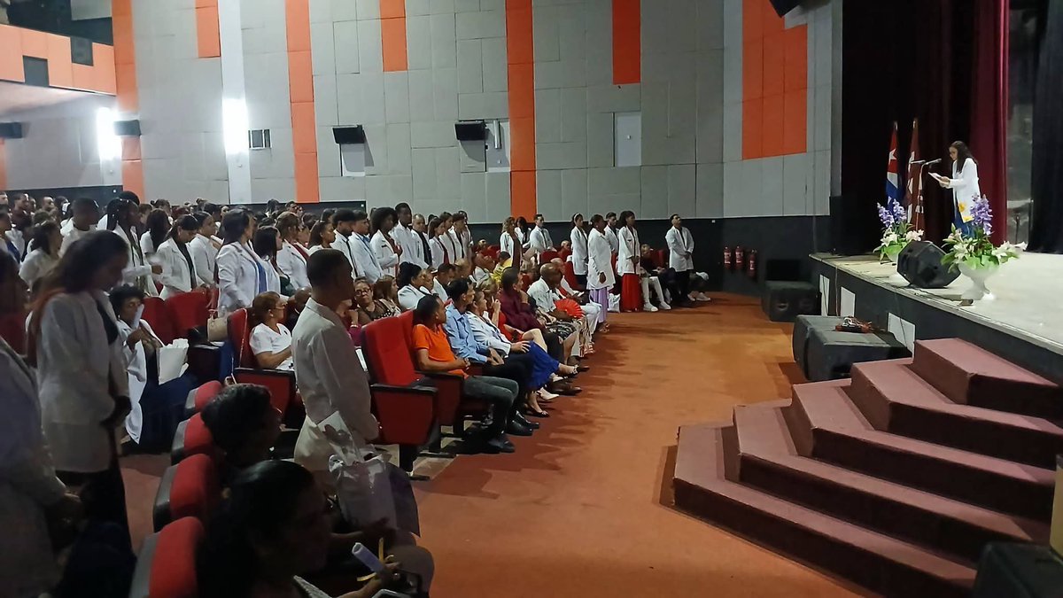 AmadorBorrego's tweet photo. El Cine Teatro Juárez fue escenario de la graduación de los estudiantes de la Facultad de Ciencias Médicas "José Martí" de #Artemisa, quienes recibieron los títulos que los acreditan como nuevos profesionales de la salud.
#ArtemisaJuntosSomosMás #LaPatriaSeDefiende https://t.co/olI1aeaou0