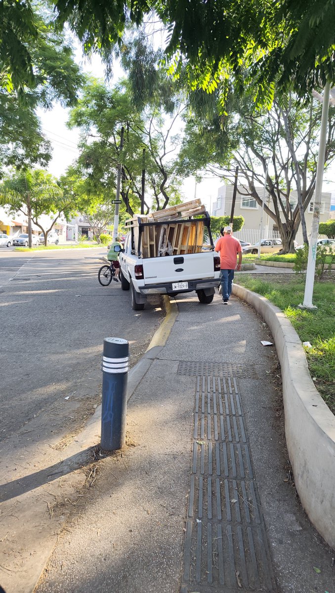 ArcosdeZapopan_'s tweet photo. Nos reportan esta camioneta Ford Ranger blanca  placas  JWR-9329- B obstruyendo el paso peatonal en Arcos del triunfo entre arco Románico y Arco   Vespaciano. @SaucedoCharly  @Trafico_ZMG @MovilidadZap https://t.co/fyKzTvjDUd