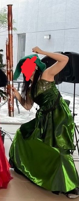 5kt70's tweet photo. 大学の同窓会アカウントで出演者紹介されたんだけど、候補の4枚の中から赤が選ばれた🥳
程よくふざけたやつで良かった〜(笑) https://t.co/eiqPdT3DSI