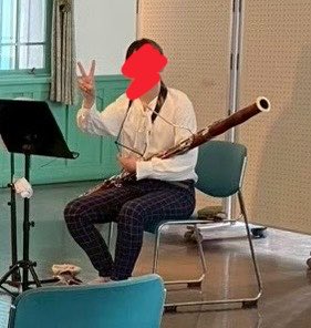5kt70's tweet photo. 大学の同窓会アカウントで出演者紹介されたんだけど、候補の4枚の中から赤が選ばれた🥳
程よくふざけたやつで良かった〜(笑) https://t.co/eiqPdT3DSI