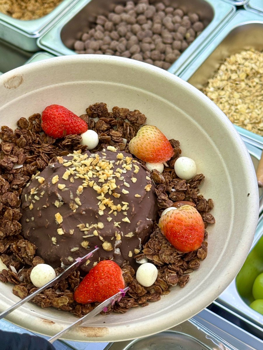 Felipezenn1's tweet photo. Light u0026 satisfying  Greek yogurt bowl with berries, chia seeds, and a sprinkle of granola – perfect post-workout fuel that keeps you full without weighing you down. #减脂餐 #CleanEating https://t.co/OP5vyrfWe7