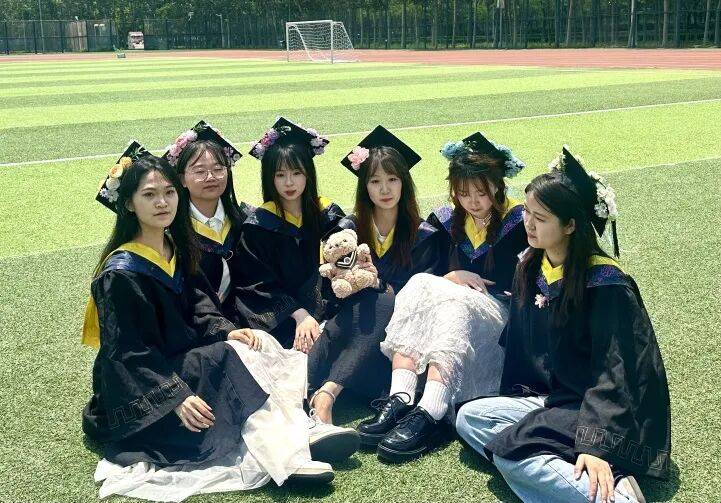 Jess22873909's tweet photo. Finally closing this chapter, with hearts full of memories and big dreams ahead. Grad mode: ACTIVATED https://t.co/WksWAXNhHS