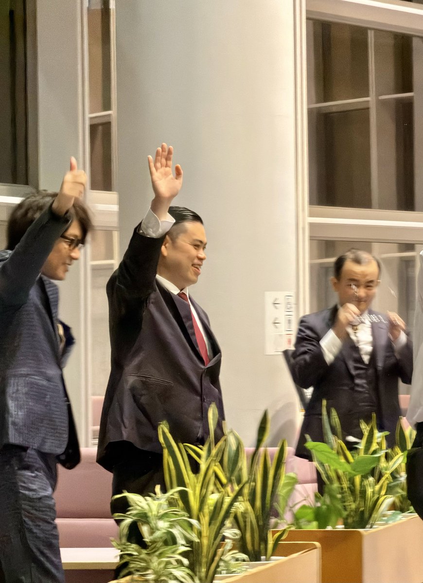 sakura_niniko2's tweet photo. 森下さんがシルバーユニコーンのサングラスを着用する瞬間を激写していました
#ワクワクドキドキツアー in尾道 https://t.co/VqgbumFcku
