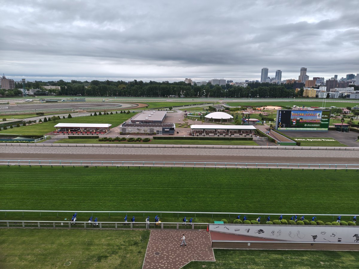 札幌競馬場開幕、大盛況でファン殺到 良馬場と涼しい天気