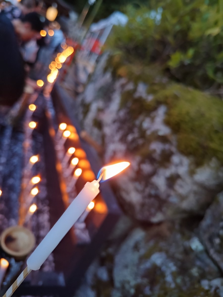 SHOLife85111's tweet photo. 目にとまり ど～しても行きたくて
仕事終わり かなりな 弾丸で出発
夜にも関わらずたくさんな人々やったけど 川に浸かると一瞬にしてキュッて引き締まる感覚𓂃𓈒𓂂穢れが浄化されてくような…不思議な体感。あんなに疲れてたはずなのに,大勢の中でも心騒めくことなく参拝 良かった⛩️😊

#みたらし祭り https://t.co/iCETh57P74