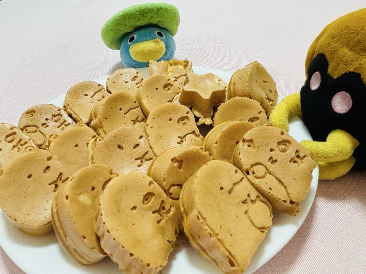 asuyocchi's tweet photo. すみっコ焼いた( ˘ω˘ )

カブト「あ~ん💦かわいくてたべれない~💦」

チビ「ｶｼﾞｯ‼︎ﾑｼｬﾑｼｬﾎﾟﾛﾎﾟﾛ……おいちぃのぉ♡」

カブト「おん…。ちょっとあじみぃ~~おいち！おいちおいち♡」 https://t.co/SSbTpfEg2z
