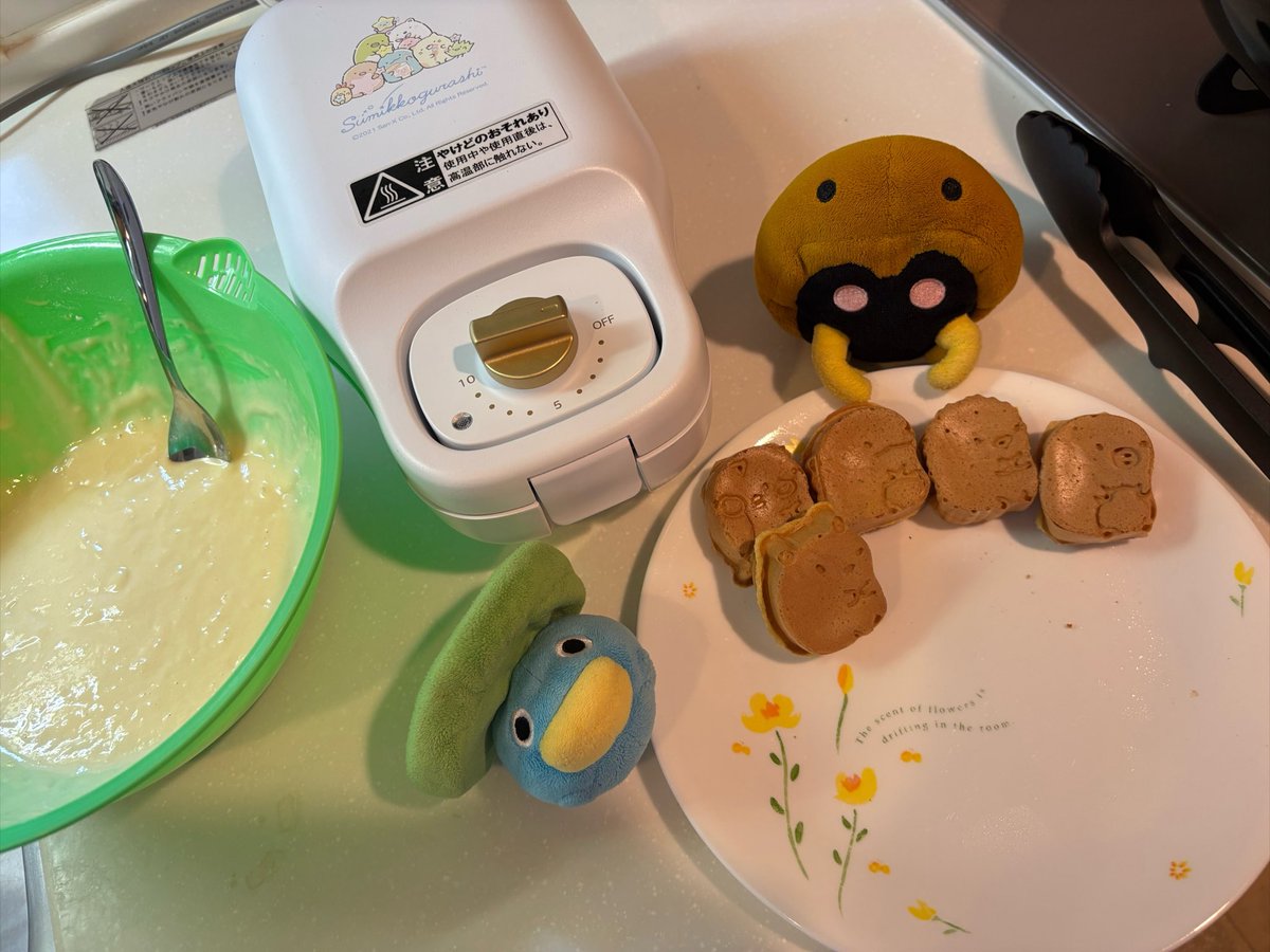 asuyocchi's tweet photo. すみっコ焼いた( ˘ω˘ )

カブト「あ~ん💦かわいくてたべれない~💦」

チビ「ｶｼﾞｯ‼︎ﾑｼｬﾑｼｬﾎﾟﾛﾎﾟﾛ……おいちぃのぉ♡」

カブト「おん…。ちょっとあじみぃ~~おいち！おいちおいち♡」 https://t.co/SSbTpfEg2z