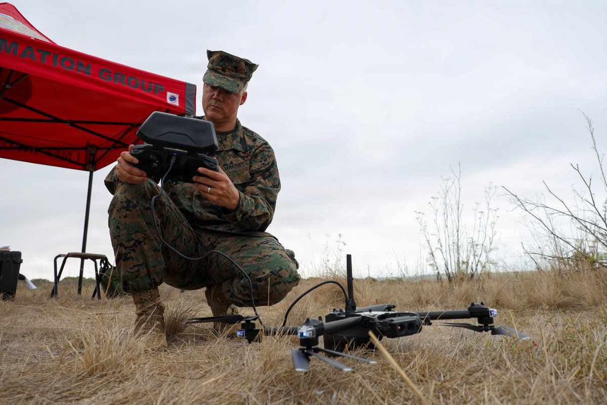USMC's tweet photo. #Marines with the 9th Communication Battalion, @1stMEF Information Group, observe the Skydio X2D small unmanned aircraft system at Marine Corps Base Camp Pendleton, California. 

The battalion integrated a patrol with sUAS operations, simulating a realistic scenario for defense against enemy intelligence gathering through reconnaissance, surveillance and signature analysis. 

#USMC #SemperFidelis #