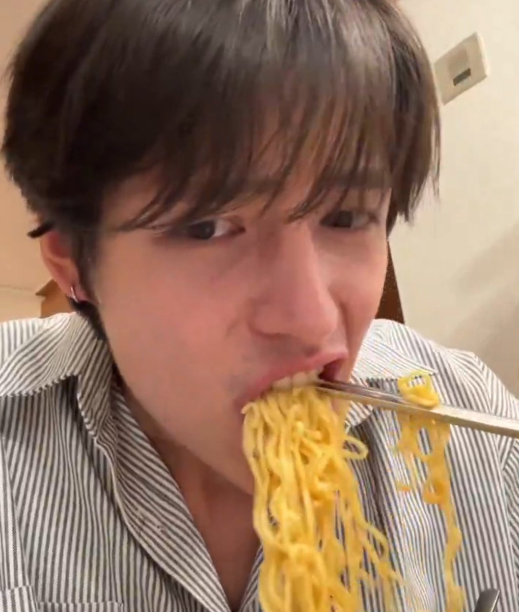 04JJMe's tweet photo. ก็ไม่คิดว่าจะสนิทกับดาราขนาดนี้ https://t.co/t7UTd4PydY