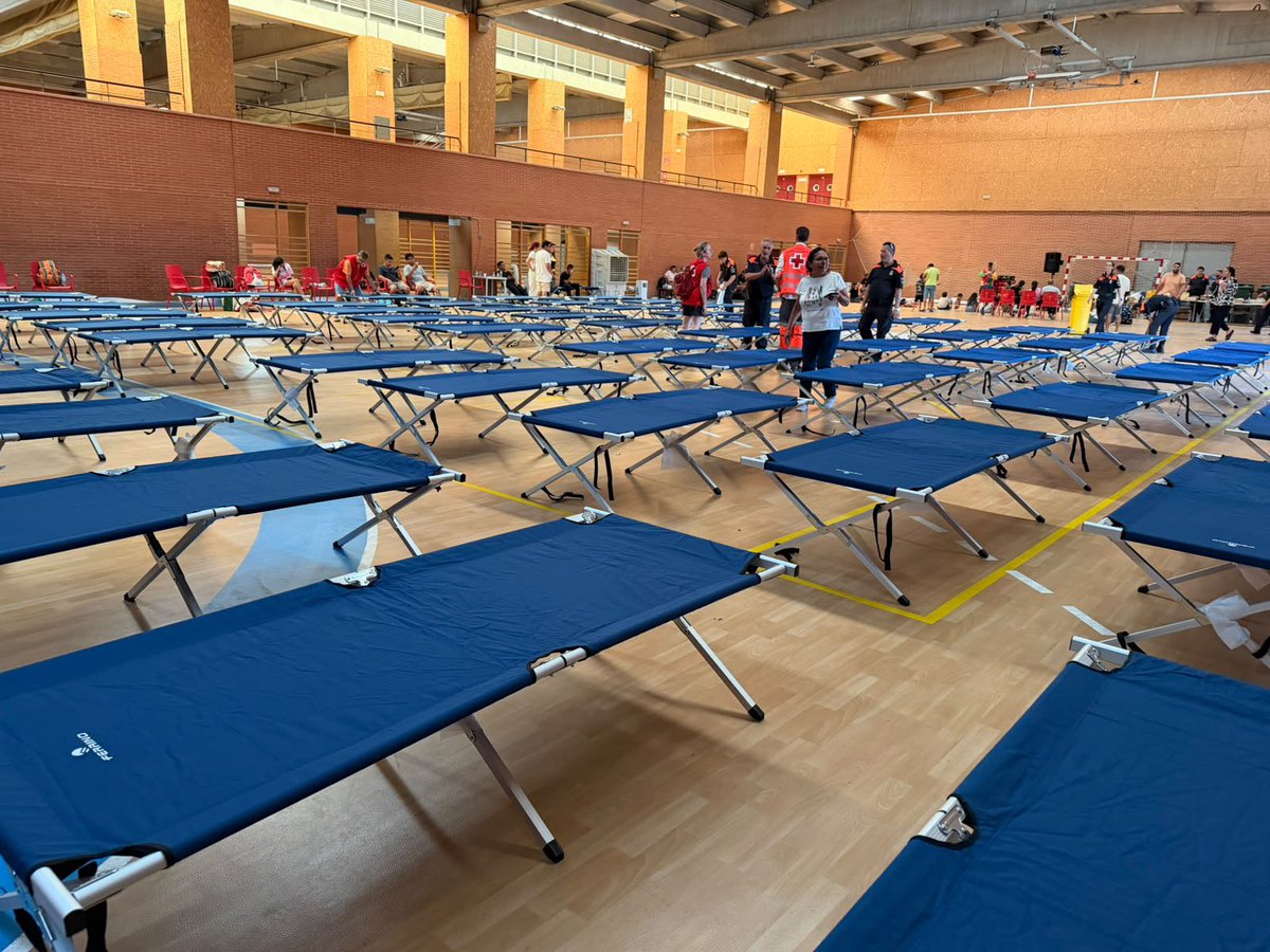 AytoLeganes's tweet photo. 🫂#Leganés se está volcando con los afectados por la peor ola de incendios de la historia de la @ComunidadMadrid 

🛏️ El Ayuntamiento ha puesto a su disposición la Instalación  Deportiva ‘La Cantera’, donde desde primera hora de la tarde han ido llegando hasta 120 personas procedente de Pelayos de la Presa y Navas del Rey

🧡 Protección Civil de Leganés está cuidando cada detalle para que no les falte de nada, con la extraordinaria colaboración de @policia_leganes, @policia, @CruzRojaLeganes o la Unidad Militar de Emergencias (UME), que ya ha instalado 150 camas

🚚 Además, numerosas empresas de nuestra ciudad han enviado camiones con agua, alimentos, productos de primera necesidad e higiene y artículos para los más pequeños

🤝 El alcalde @marecuencopp y la concejala de Seguridad Ciudadana @Almugonzalezv permanecen allí desde la llegada de los primeros damnificados sobre las 15:00 horas 

❤️ De momento, todas las necesidades están cubiertas, por lo que no es necesario la ayuda ciudadana. Si hiciese falta se comunicaría inmediatamente