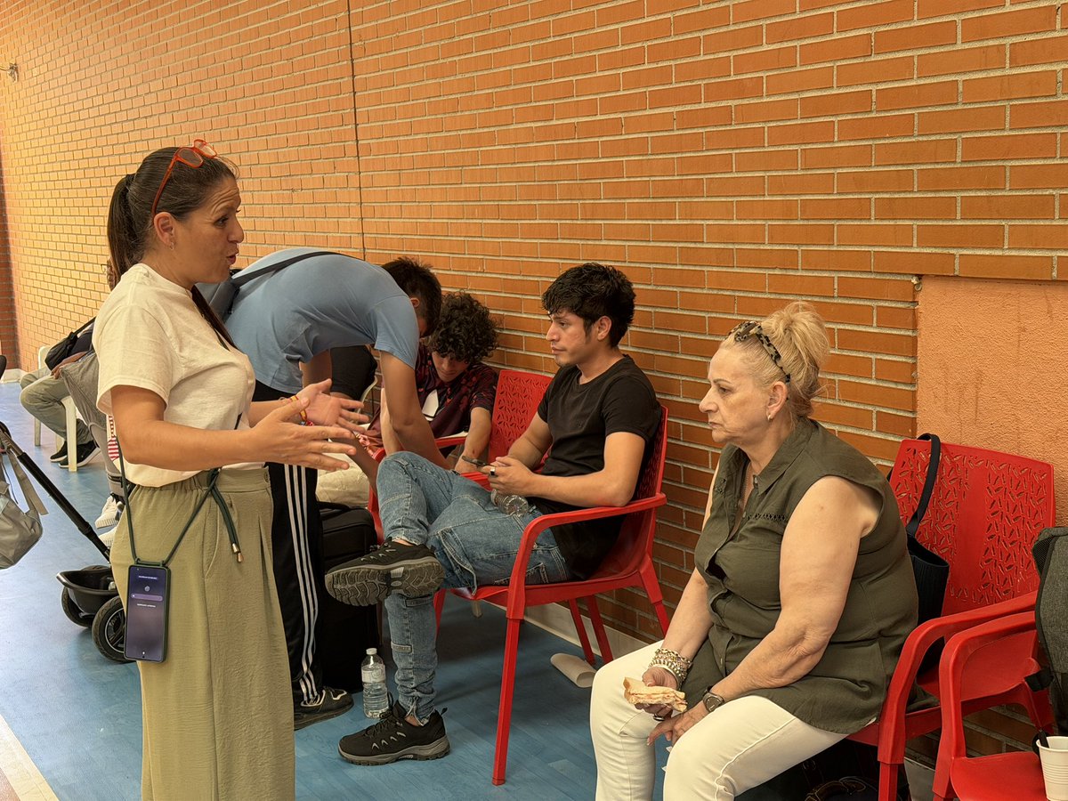 AytoLeganes's tweet photo. 🫂#Leganés se está volcando con los afectados por la peor ola de incendios de la historia de la @ComunidadMadrid 

🛏️ El Ayuntamiento ha puesto a su disposición la Instalación  Deportiva ‘La Cantera’, donde desde primera hora de la tarde han ido llegando hasta 120 personas procedente de Pelayos de la Presa y Navas del Rey

🧡 Protección Civil de Leganés está cuidando cada detalle para que no les falte de nada, con la extraordinaria colaboración de @policia_leganes, @policia, @CruzRojaLeganes o la Unidad Militar de Emergencias (UME), que ya ha instalado 150 camas

🚚 Además, numerosas empresas de nuestra ciudad han enviado camiones con agua, alimentos, productos de primera necesidad e higiene y artículos para los más pequeños

🤝 El alcalde @marecuencopp y la concejala de Seguridad Ciudadana @Almugonzalezv permanecen allí desde la llegada de los primeros damnificados sobre las 15:00 horas 

❤️ De momento, todas las necesidades están cubiertas, por lo que no es necesario la ayuda ciudadana. Si hiciese falta se comunicaría inmediatamente