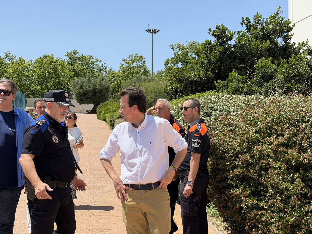 AytoLeganes's tweet photo. 🫂#Leganés se está volcando con los afectados por la peor ola de incendios de la historia de la @ComunidadMadrid 

🛏️ El Ayuntamiento ha puesto a su disposición la Instalación  Deportiva ‘La Cantera’, donde desde primera hora de la tarde han ido llegando hasta 120 personas procedente de Pelayos de la Presa y Navas del Rey

🧡 Protección Civil de Leganés está cuidando cada detalle para que no les falte de nada, con la extraordinaria colaboración de @policia_leganes, @policia, @CruzRojaLeganes o la Unidad Militar de Emergencias (UME), que ya ha instalado 150 camas

🚚 Además, numerosas empresas de nuestra ciudad han enviado camiones con agua, alimentos, productos de primera necesidad e higiene y artículos para los más pequeños

🤝 El alcalde @marecuencopp y la concejala de Seguridad Ciudadana @Almugonzalezv permanecen allí desde la llegada de los primeros damnificados sobre las 15:00 horas 

❤️ De momento, todas las necesidades están cubiertas, por lo que no es necesario la ayuda ciudadana. Si hiciese falta se comunicaría inmediatamente