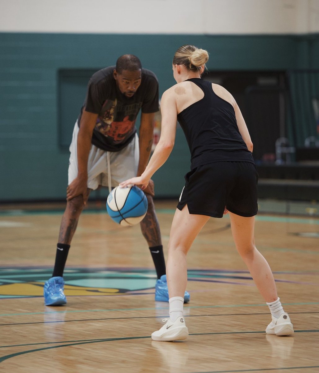ModernNotoriety's tweet photo. Paige Bueckers and Kevin Durant hooping in Chicago 🏀 https://t.co/aIDS9X04Gh