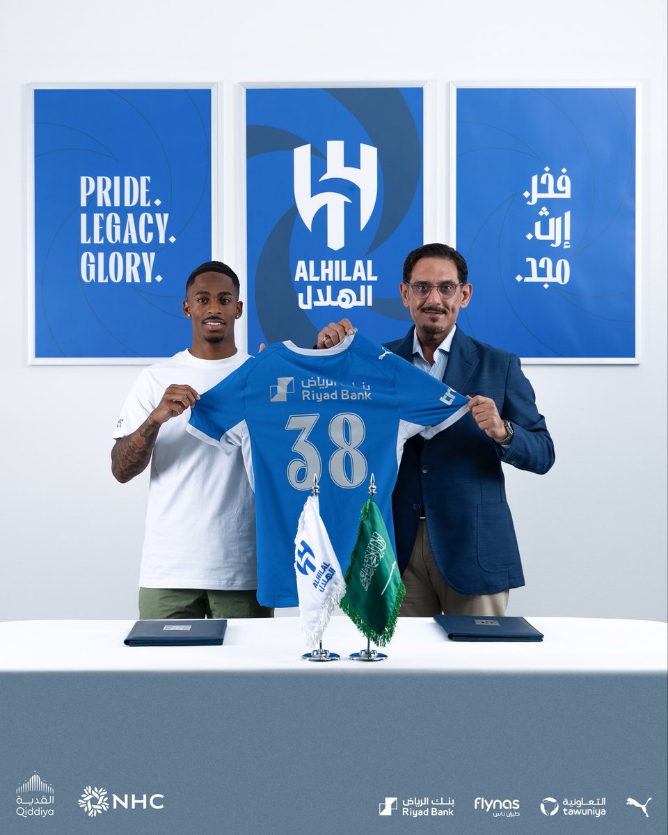 Alhilal_EN's tweet photo. Prince Nawaf Bin Saad, Chairman of Al-Hilal Board of Directors, and Dutch star Crysencio Summerville during the signing ceremony 📄💙✍️ https://t.co/VzvwfLf9K4