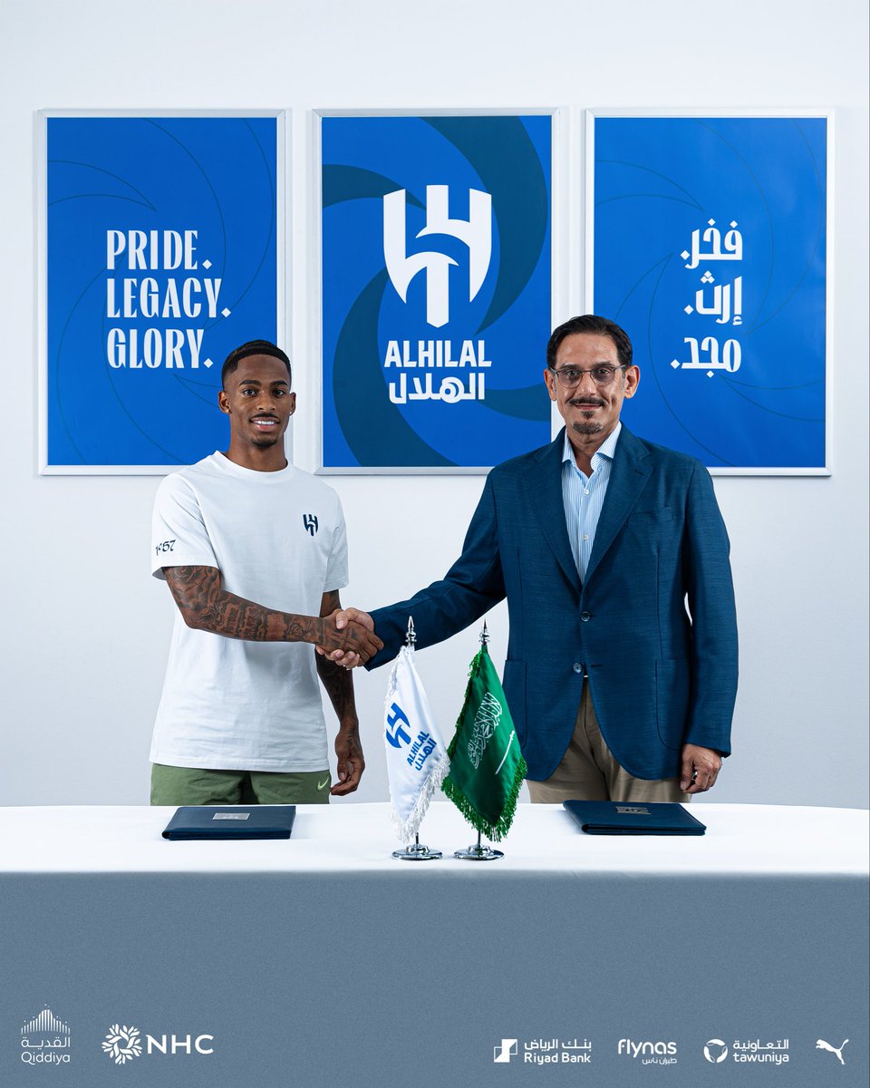 Alhilal_EN's tweet photo. Prince Nawaf Bin Saad, Chairman of Al-Hilal Board of Directors, and Dutch star Crysencio Summerville during the signing ceremony 📄💙✍️ https://t.co/VzvwfLf9K4