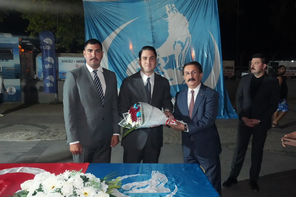 burakkilictc's tweet photo. Yirmi yıllık hasret sona ermiş, Dikili ilçemiz yeniden Ülkü Ocaklarına kavuşmuştur.

Ülkü Ocakları Dikili İlçe Başkanlığı’na Berkay İmamoğlu atanmıştır. Camiamıza ve kendisine hayırlı olmasını dilerim.

Bu süreçte emeği geçen bütün dava arkadaşlarıma ve geçmiş dönemlerde Ülkü Ocakları Dikili İlçe Başkanlığımıza emek veren ülküdaşlarımıza teşekkür ederim.
