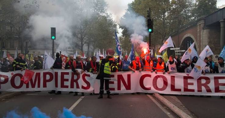 ODILEderaies's tweet photo. @BFMTV On sait que l'urgence urgente était d'acheter 90 centaures et autres blindés dès 2021 qui ont servis à mater les manifestations de #pompiers. Peut être que les canons à eau pourrait servir à quelque chose de positif maintenant ??
#incendies #gironde #bordeaux #lacanau https://t.co/3TWUnyCLZ5