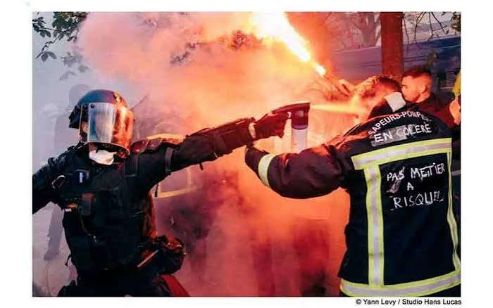 ODILEderaies's tweet photo. @BFMTV On sait que l'urgence urgente était d'acheter 90 centaures et autres blindés dès 2021 qui ont servis à mater les manifestations de #pompiers. Peut être que les canons à eau pourrait servir à quelque chose de positif maintenant ??
#incendies #gironde #bordeaux #lacanau https://t.co/3TWUnyCLZ5