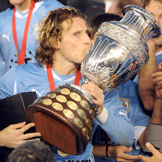UruguayFootENG's tweet photo. 15th anniversary: Diego Forlan and Luis Suarez with @Uruguay's 15th Copa America in 2011 🏆 

• Feel privileged to have seen these legends lift an international trophy https://t.co/Wlkkzly7dD