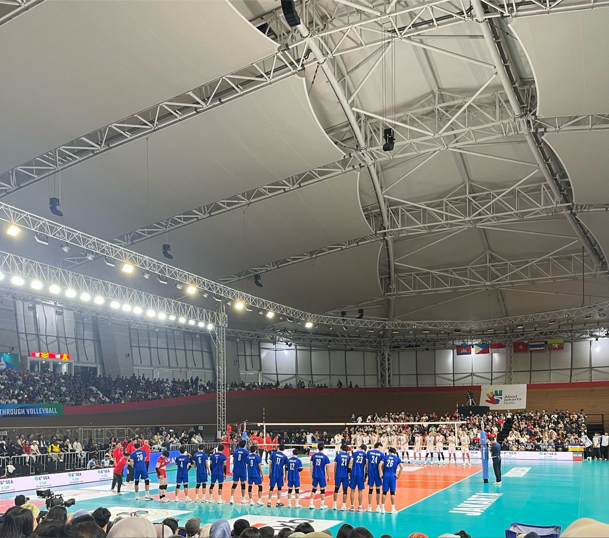 ineonimislocis's tweet photo. I GOT TO WATCH MY FIRST EVER VOLLEY MATCH IN RL AND I MEET THE PRINCESS ONGGG SO HAPPY #SEAVCUP https://t.co/Rqc46KGDV6