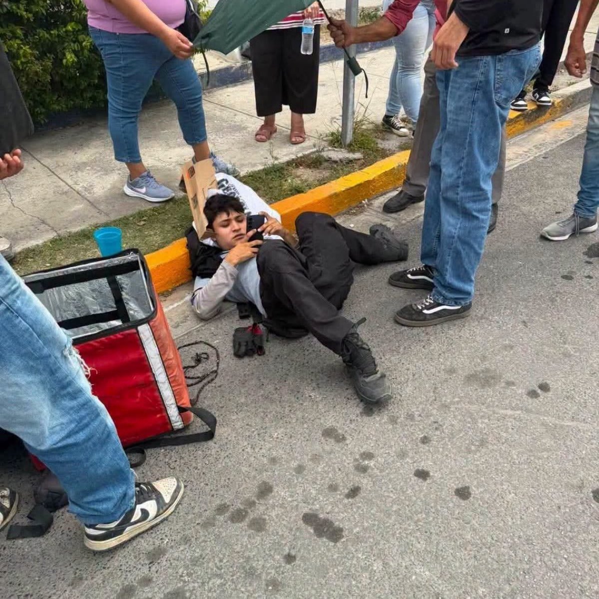 diegoalejocm's tweet photo. Mi novia: te estoy escribiendo hace rato y no me contestas. 

Yo: https://t.co/8sZupx4rju