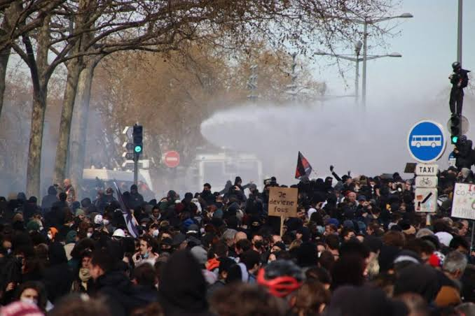 ODILEderaies's tweet photo. @BFMTV On sait que l'urgence urgente était d'acheter 90 centaures et autres blindés dès 2021 qui ont servis à mater les manifestations de #pompiers. Peut être que les canons à eau pourrait servir à quelque chose de positif maintenant ??
#incendies #gironde #bordeaux #lacanau https://t.co/3TWUnyCLZ5