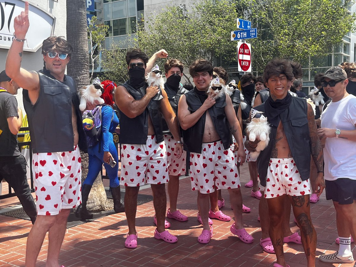 Outside Comic Con tweet media