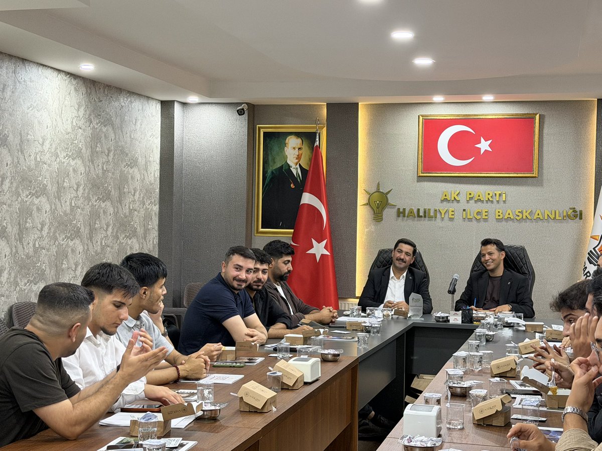 MDOGANSALAR_TR's tweet photo. Geçmiş Dönem Haliliye İlçe Gençlik Kolları Başkanımız Abdulhamid Karakeçili’nin de katılımıyla Yönetim Kurulu Toplantımızı gerçekleştirdik.

Dünü tecrübeyle, bugünü azimle, yarını ise aynı dava şuuruyla inşa etmeye devam ediyoruz.

@RTErdogan @avyusufibis @osmannazlier  @bybekirbozdag @ibrahimeyyupogl 
@milhamigunbegi @ferdisenel25 @furkankucukk_ @mbagmanci63 @fatmaocak0663 @A_Karakecili @AKGenclikGM @akgenchaliliyee