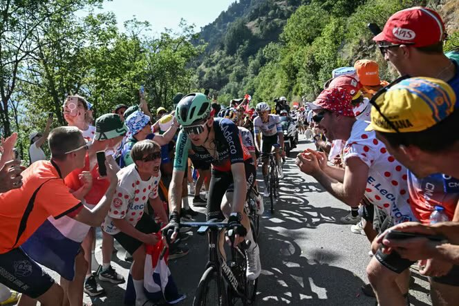 eliott_aime's tweet photo. Alpe d’Huez 🏔️ Performances 

GC contenders 

Pogačar 🇸🇮 -> 35’26   7,01w/kg 

Remco 🇧🇪 -> 37’55   6,37w/kg 

Del toro 🇲🇽-> 38’07  6,31w/kg  

Seixas 🇫🇷 -> 38’11  6,30w/kg 

Skjelmose 🇩🇰-> 38’11   6,28w/kg https://t.co/76LmMC1YjV