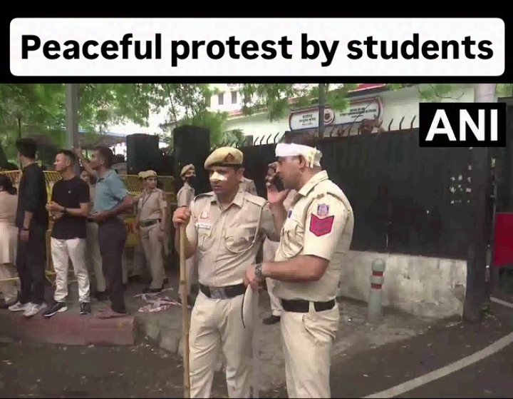 TVBharatplus's tweet photo. All are talking about students who are misbehaving with cops, have anyone think for these officers how they are controlling 200-500 voilant students?

#momson #jantar_mantar #cjp_पार्टी #StudentsWithModi #ParliamentNews https://t.co/tbPRFOAg1J