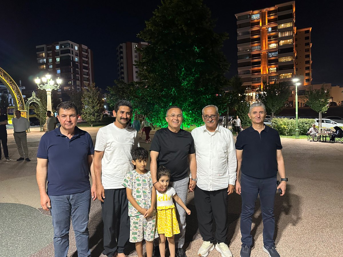kemalcebervali's tweet photo. İl Jandarma Komutanımız Tümgeneral Halil Şen ve İl Emniyet Müdürümüz Celal Özcan ile birlikte Vadi Park’ta hemşehrilerimizle bir araya geldik.

Vatandaşlarımızla sohbet ederek talep ve görüşlerini dinledik; bir yandan da güvenlik güçlerimizin sahadaki çalışmalarını yerinde inceledik.

Huzur ve güven, şehrimizin en kıymetli değerlerinden biridir. Gaziantep’imizin her köşesinde vatandaşlarımızın güvenliği ve esenliği için gece gündüz fedakârca görev yapan tüm emniyet ve jandarma teşkilatımıza teşekkür ediyor, hemşehrilerimize huzurlu ve sağlıklı günler diliyorum.

#HuzurŞehriGaziantep
