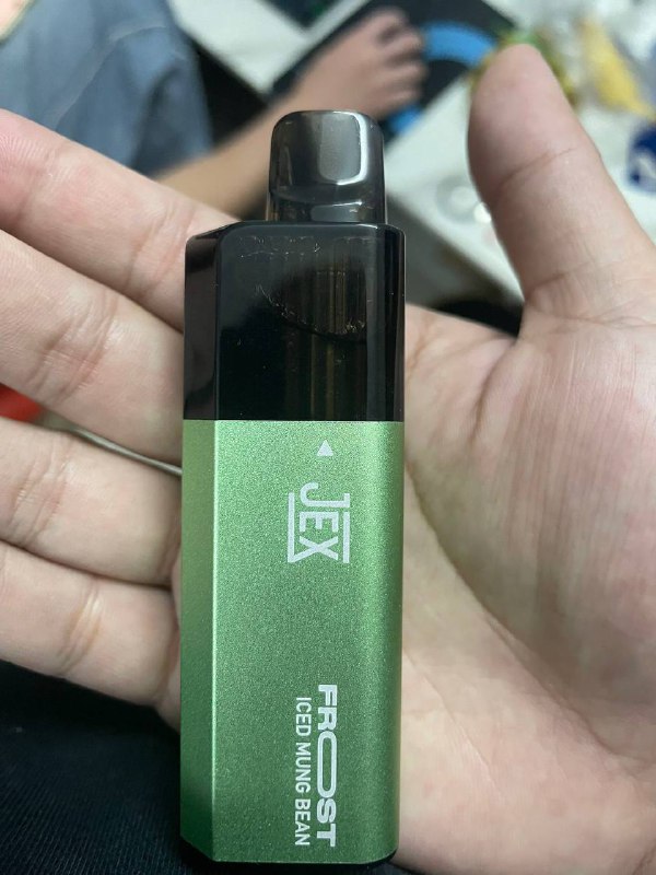 pookie2878's tweet photo. 电子烟使用时避免与金属物品接触：电子烟与金属物品接触可能引发短路或其他安全问题。
避免在加油站使用电子烟：加油站的油气环境可能会与电子烟的电池发生反应，导致安全隐患。
使用悦刻时，避免过度吸入：尽管电子烟的危害比传统香烟小，但过度吸入仍然可能造成健康影响。 https://t.co/fs5m57kcvr